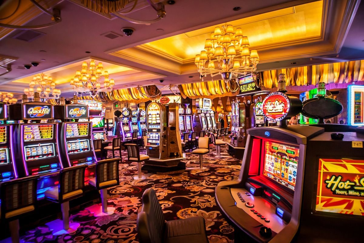 Pengguna sedang bermain sports betting di perangkat seluler dengan keamanan data terjaga